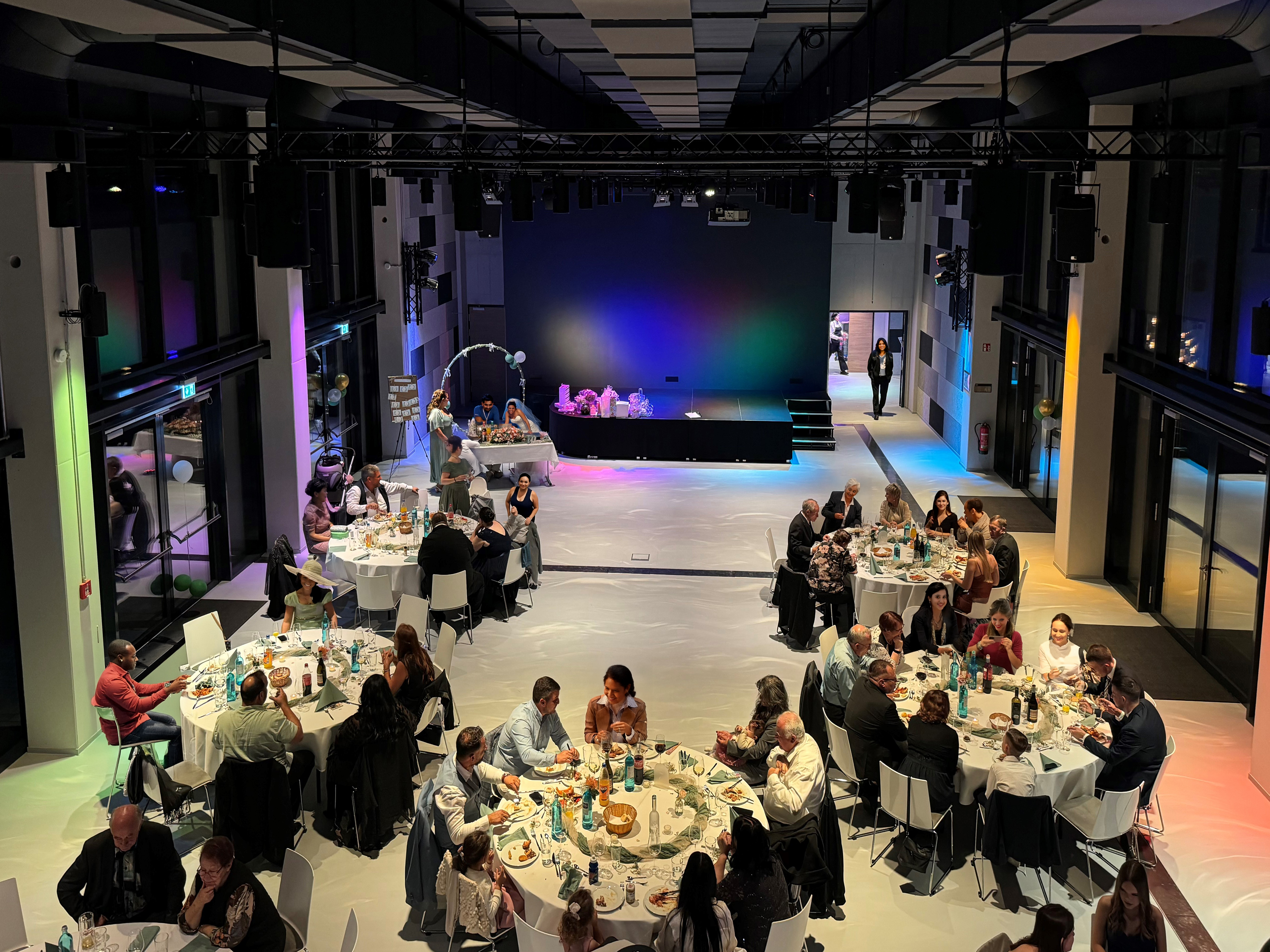 Eventlocation - Hochzeit im Veranstaltungssaal an Runden Tischen und festlicher Stimmung - PLANET BLUE Eventlocation