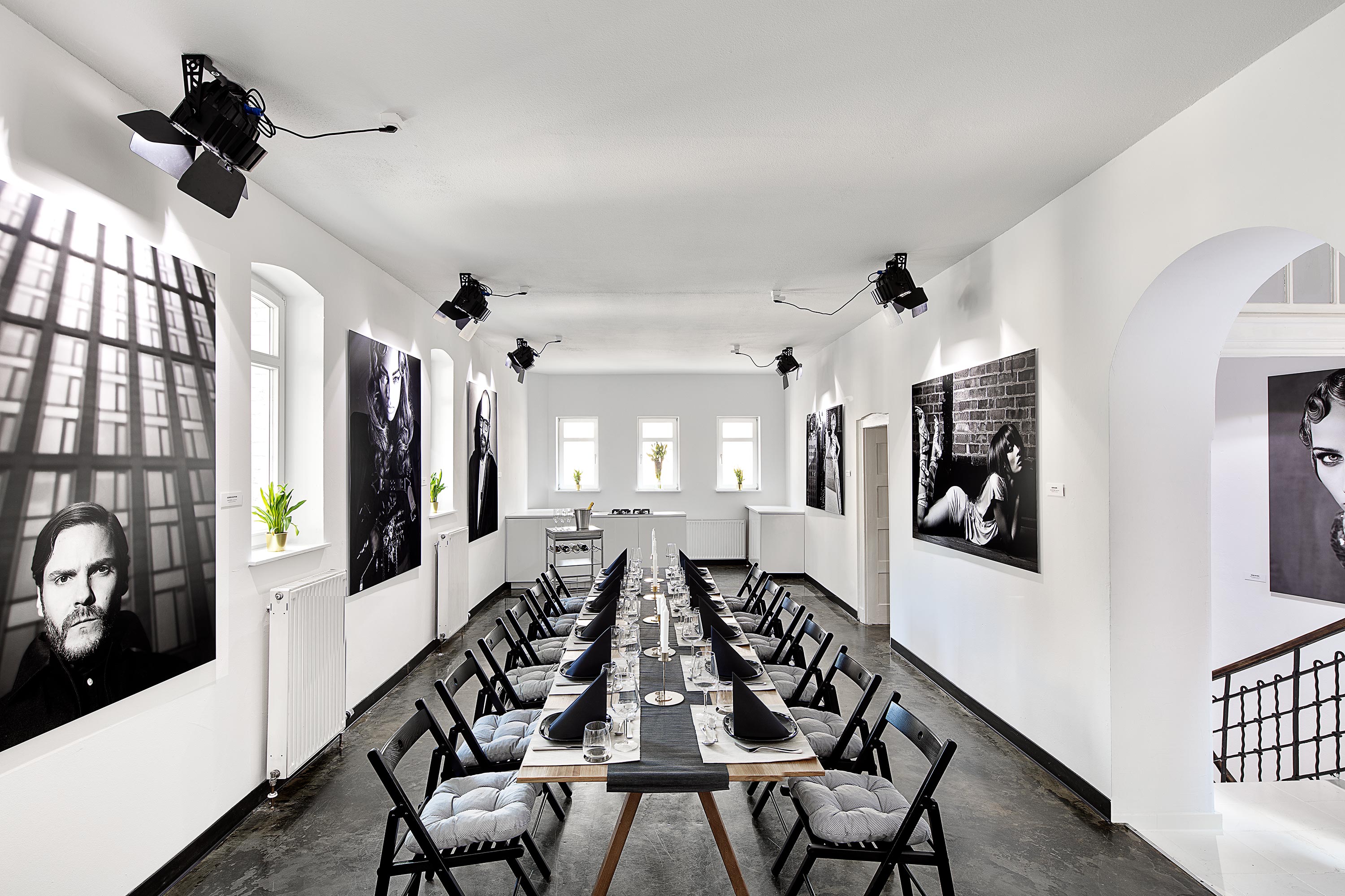 Eventlocation - Exklusives Dinner-Setting in der Gallery Stauch Stuttgart – gedeckte Tafel inmitten zeitgenössischer Fotokunst für Firmenevents und private Veranstaltungen. - Gallery Stauch