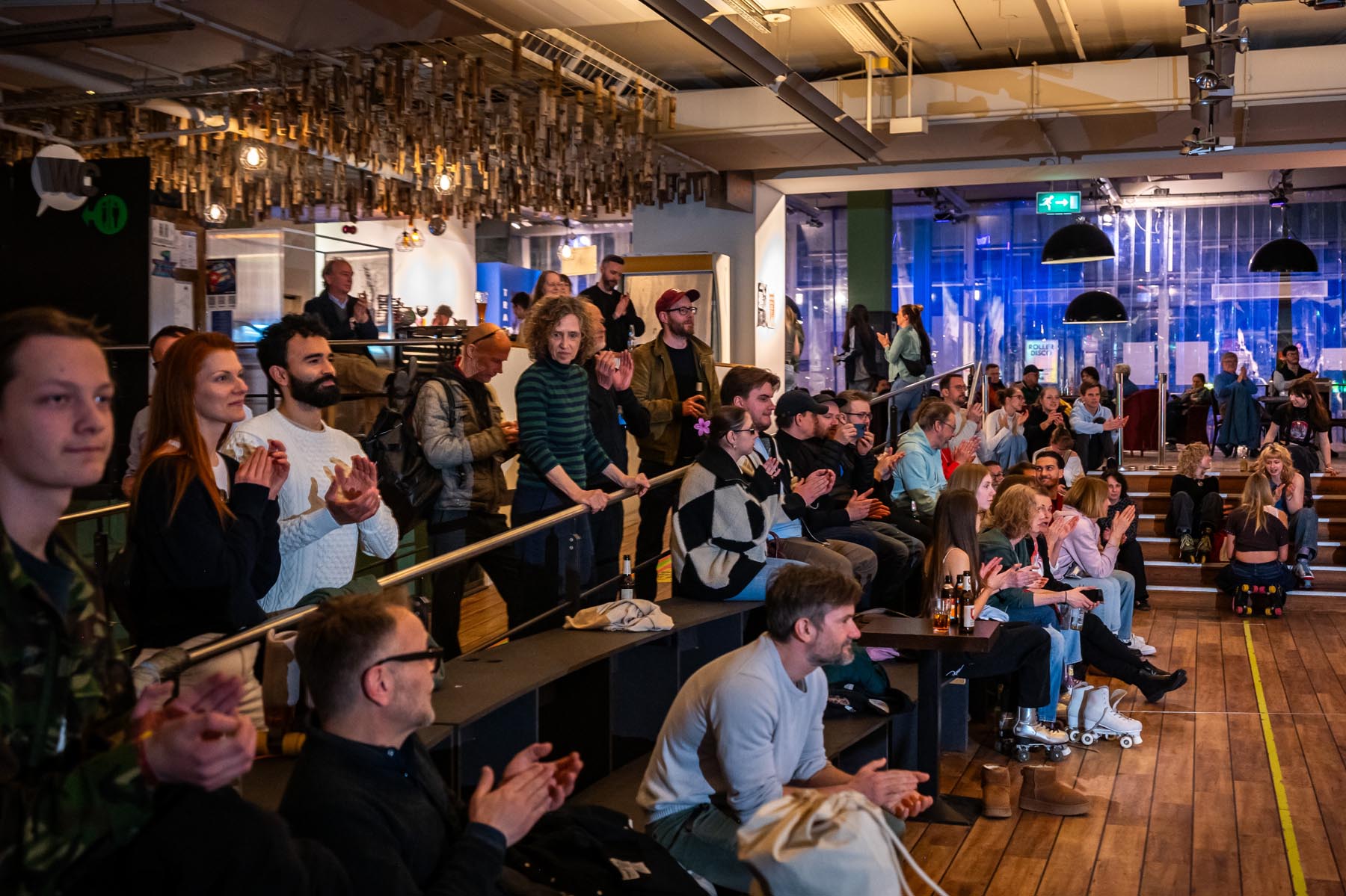 Eventlocation - Vorderer Bereich mit Bar und Tribüne - ZIK Zeit ist knapp / Zentrum für internationale Künste