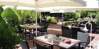 Eventlocations - Hoteleinrichtungen: Wäscheservice - Calden - große Gartenterrasse mit Gastronomie - Waldhotel Schäferberg