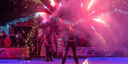 Eventlocations - Portfolio: Artisten - Großes Funkenfinale mit Pyrotechnik auf Eis. Von Flamba Feuershow - Flamba Feuershow & Lichtshow