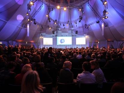 Eventlocations - Bühne: Bühnen und Podeste - Mainz - Ton,- Licht- und Projektionstechnik. Projektionen und Beschallung für 1500 Personen - B&B Technik + Events GmbH - Mainz