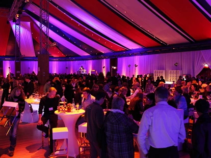 Eventlocations - IT: Zentrale Medienannahme - Taunusstein - Abendveranstalltung in einem extra errichteten Zelt mit rund 1000 Gästen - B&B Technik + Events GmbH - Mainz
