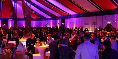 Eventlocations - Moderationstechnik: Digitale Rednerpulte - Rheinhessen - Abendveranstalltung in einem extra errichteten Zelt mit rund 1000 Gästen - B&B Technik + Events GmbH - Mainz