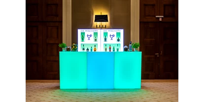 Eventlocations - Art des Caterings: Cocktail-Partyservice - Unsere LED-Theke. 
Sie leuchtet in eurer Wunschfarbe - Die Mischbar 