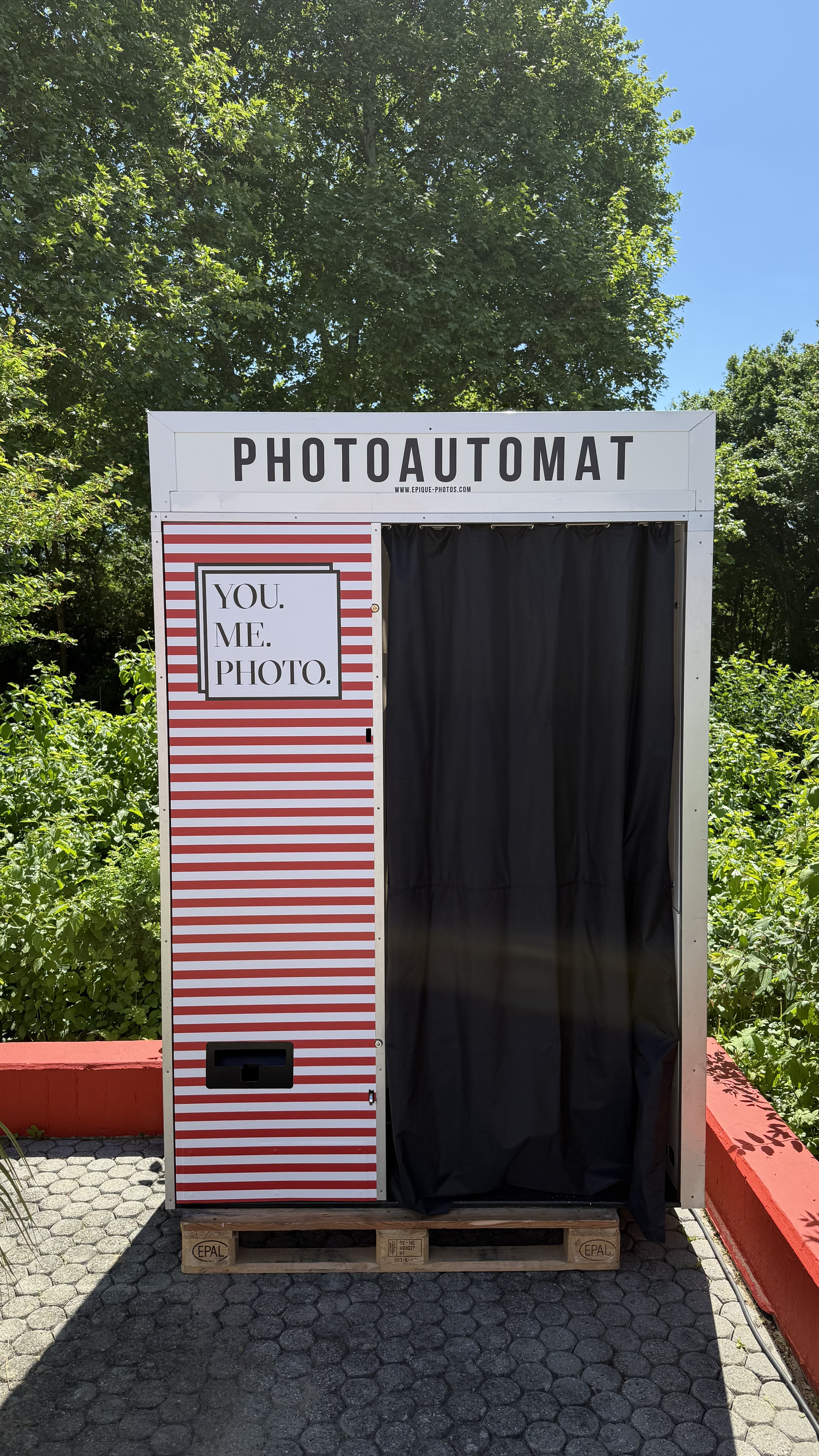 Eventlocation - YOU.ME.PHOTO-Booth für mehr Kundenbindung!
✨ Begeistere deine Kunden mit unvergesslichen Momenten! ✨ Nutze Fotokabinen, um Spaß, Erinnerungen und Emotionen zu schaffen – so bleibst du im Herzen deiner Gäste. 📸💖

#Kundenerlebnis #Stammkunden #Fotoerlebnis #Kundenbindung #YOU.ME.PHOTO. - EPIQUE OHG