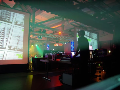 Eventlocations - Bühne: Bühnen und Podeste - Nordrhein-Westfalen - Video Disco mit DJ und großer Doppelprojektion - Stadthalle Frechen - NUHNsound