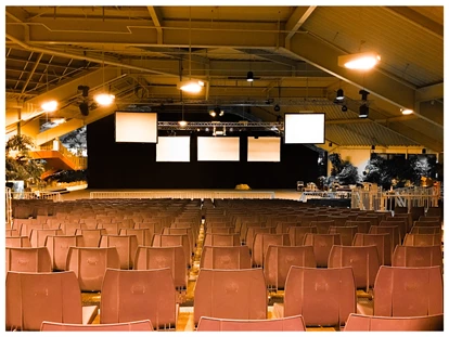 Eventlocations - Videotechnik: Bildschirme größer als 103" - Hilden - Tribühne - Little Man