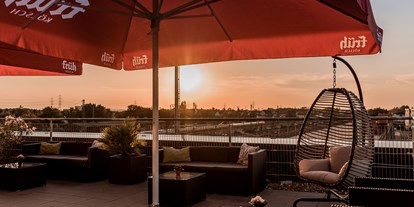 Eventlocations - Location für:: Hochzeit - Köln - 
Unsere Dachterrasse

Lassen Sie den Blick über Troisdorf schweifen. Auf unserer gemütlichen Dachterrasse mit Sitzgruppen und Sonnenschirmen, wird aus einer gewöhnlichen Feier eine angesagte Rooftop-Party. Unsere Dachterrasse befindet sich zudem in Westlage, sodass Sie mit Ihren Gästen in entspannter Atmosphäre, mit einem Drink in der Hand, den Sonnenuntergang genießen können
 - Gleis87