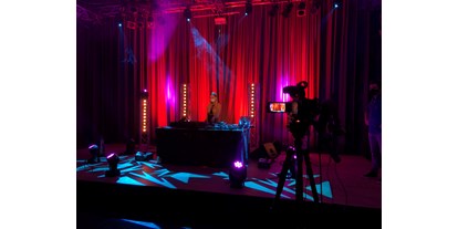 Eventlocations - Licht: Movingheads - Deutschland - Livestream einer DJ Veranstaltung - EV-Technik Veranstaltungstechik