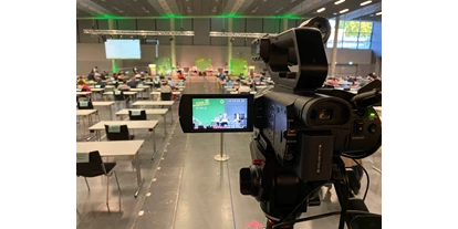 Eventlocations - Bühne: Bühnen und Podeste - Garching bei München - Hybride Konferenz in der Olympiahalle - EV-Technik Veranstaltungstechik