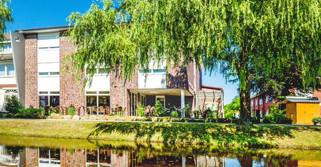 Eventlocation - sicht von der anderen Kanalseite auf das Hotel und die Außenterasse. - Hotel-Restaurant Hilling