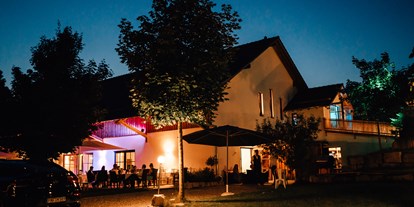 Eventlocations - Location für:: Party - Rohrbach (Landkreis Pfaffenhofen an der Ilm) - die eventtenne in der abendstimmung bei einer sommerhochzeit - Eventtenne Hochzeits- und Veranstaltungslocation