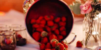 Eventlocations - Location für:: Sommerfest - Wolnzach - dessertbuffet mit kleinen schälchen und frischen erdbeeren - Eventtenne Hochzeits- und Veranstaltungslocation