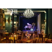 Eventlocation - Vorwerck Restaurant - der Bühnenraum mit dem weißen Flügel - Restaurant Vorwerck