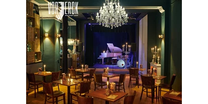 Eventlocations - Location für:: Film & Foto - Niederlehme - Vorwerck Restaurant - der Bühnenraum mit dem weißen Flügel - Restaurant Vorwerck