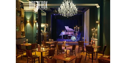 Eventlocations - Technik vorhanden: Tonanlage/Mikrophon - Groß Glienicke - Vorwerck Restaurant - der Bühnenraum mit dem weißen Flügel - Restaurant Vorwerck