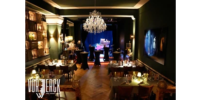 Eventlocations - Location für:: Film & Foto - Niederlehme - Blick vom Podest zur Bühne, mit eingedeckten Tischen und Stehtischen für einen Firmenevent. - Restaurant Vorwerck