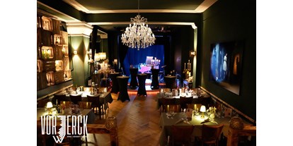 Eventlocations - Location für:: Weihnachtsfeier - Dahlewitz - Blick vom Podest zur Bühne, mit eingedeckten Tischen und Stehtischen für einen Firmenevent. - Restaurant Vorwerck