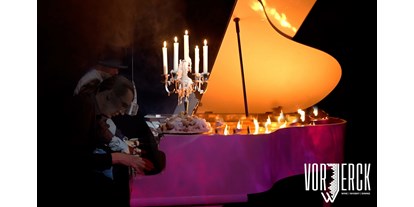 Eventlocations - Location für:: Weihnachtsfeier - Falkensee - Bei unserer effektvollen Grand Piano Show brennt sogar der Flügel! - Restaurant Vorwerck
