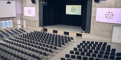 Eventlocations - Location für:: Hochzeit - Rheinstetten - Der Veranstaltungssaal mit Bühne  - erlebt Forum Landau