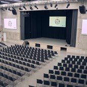 Eventlocation - Der Veranstaltungssaal mit Bühne  - erlebt Forum Landau