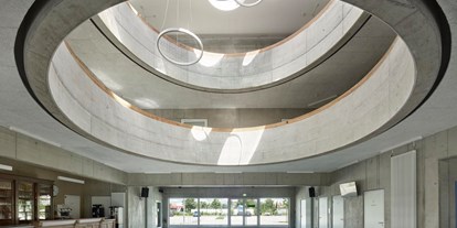 Eventlocations - Technik vorhanden: Bühne - Rheinstetten - Das Atrium, ideal für Empfänge, als Foyer für Pausen, kleine Konzerte etc. - erlebt Forum Landau