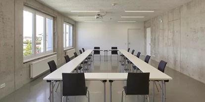 Eventlocations - Location für:: Meeting - Dörrenbach - Der Seminarraum Gelb, ausgestattet mit Präsentationstechnik und Blick auf den Pfälzer Wald - erlebt Forum Landau