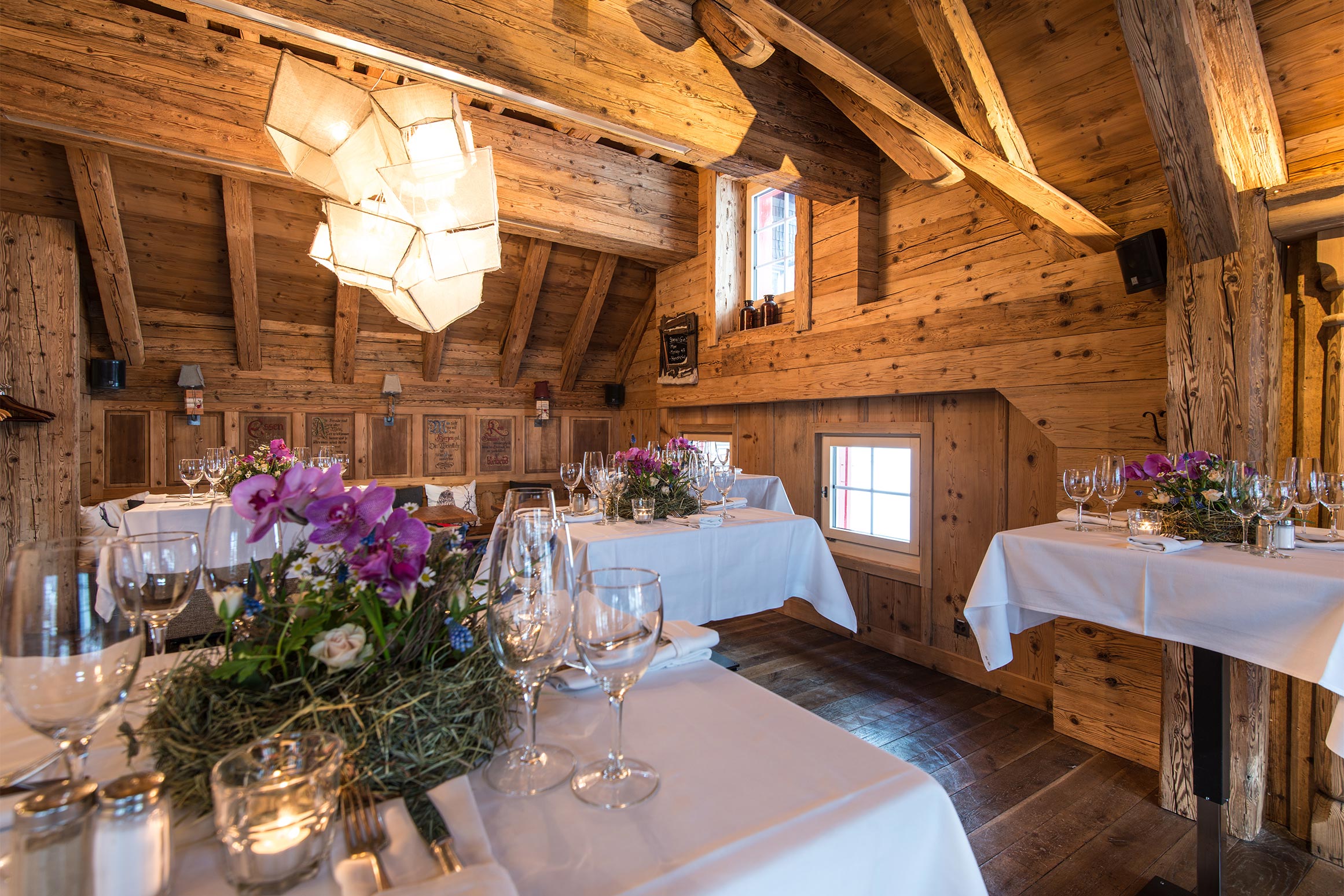 Eventlocation: Heimeliges Ambiente unter den Dachgiebeln. Tafelbestuhlung bis zu 45 Personen möglich.  - Alpenclub, Hotel, Restaurants und Bar