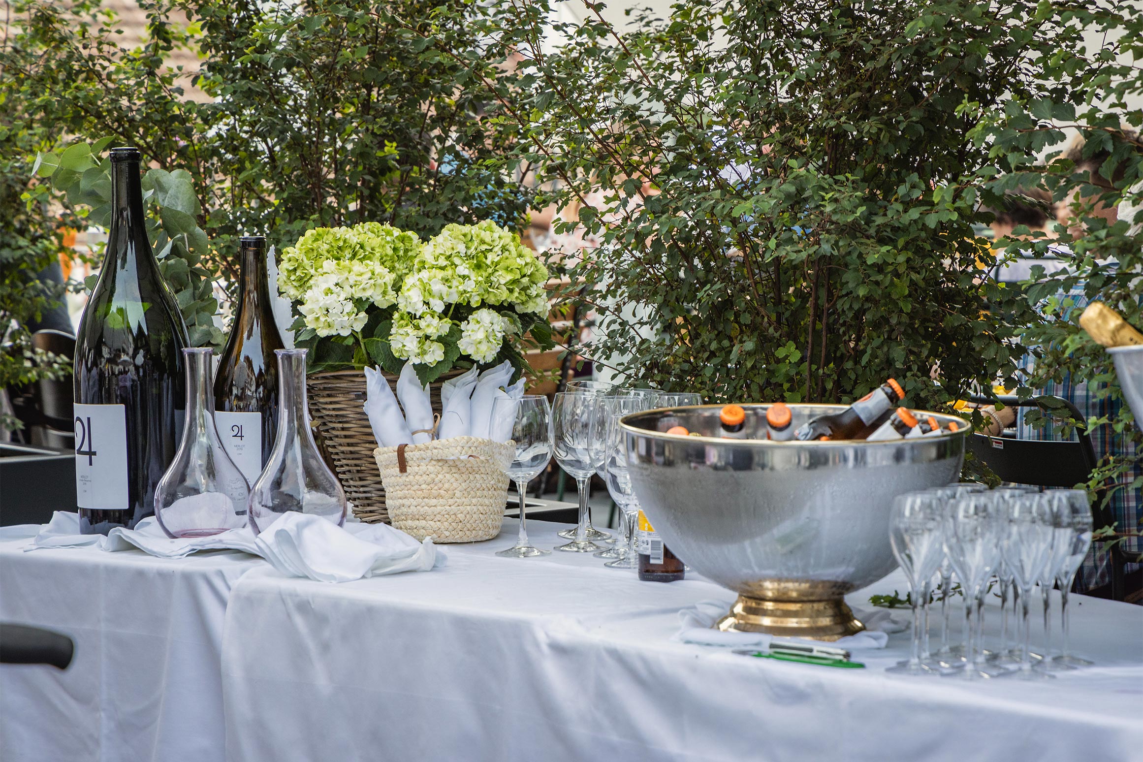 Eventlocation: Sommernachtsfeier auf unserer lauschigen Terrasse. Apéros für bis zu 200 Gästen möglich. - Alpenclub, Hotel, Restaurants und Bar