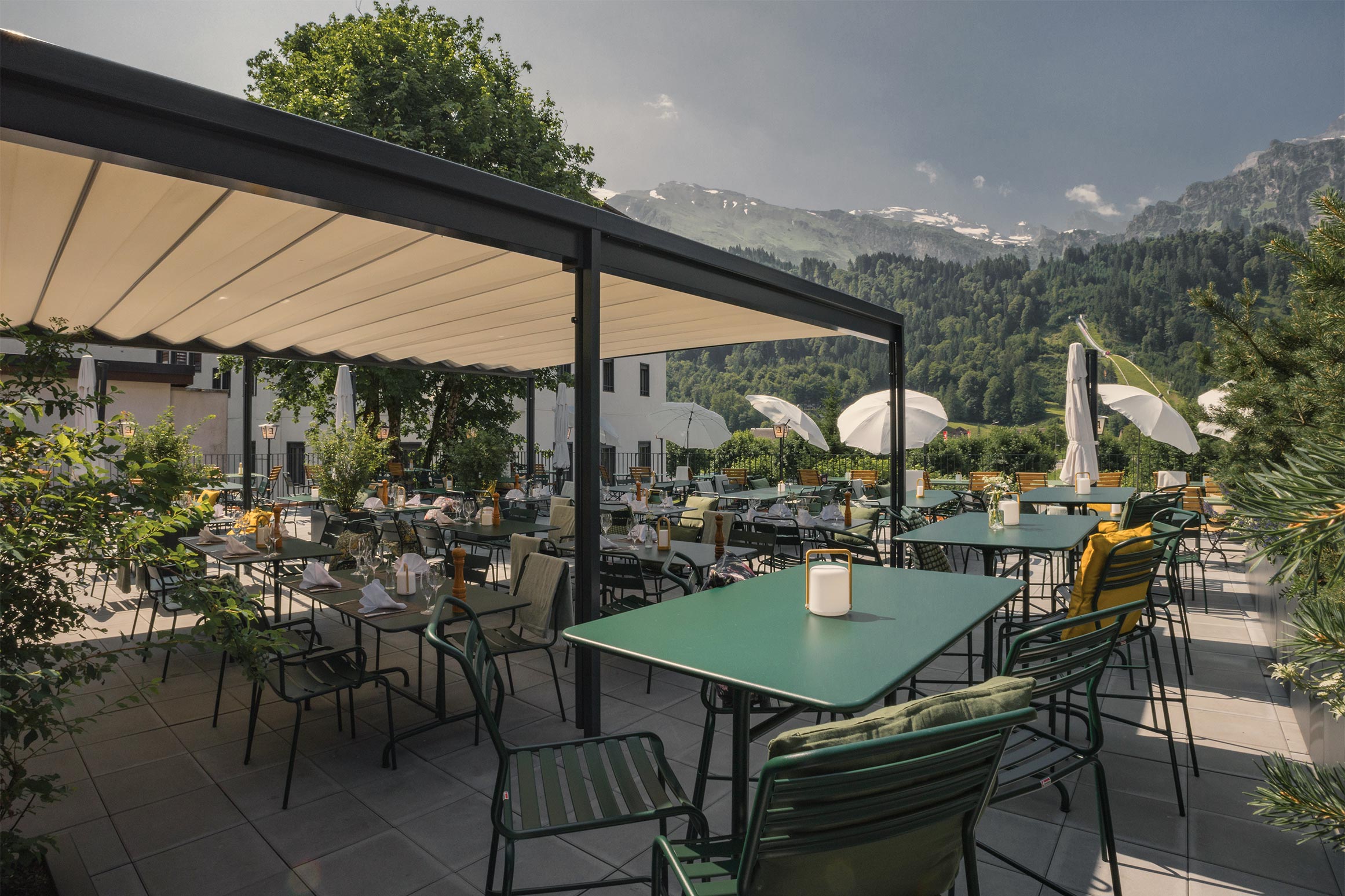 Eventlocation: Unsere Sonnenterrasse ist einzigartig im Dorfkern von Engelberg. Den Titlis vor Augen schweift der Blick über die traumhafte Bergkulisse. - Alpenclub, Hotel, Restaurants und Bar