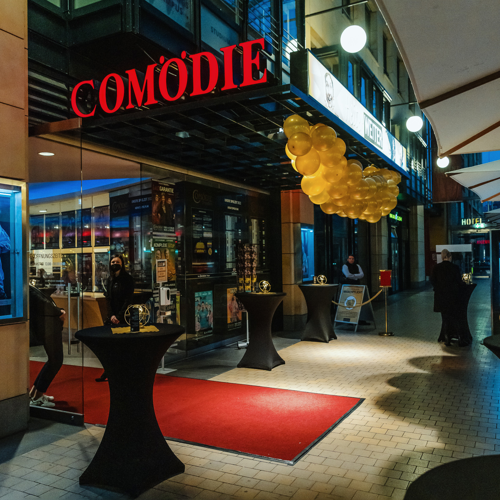 Eventlocations - Sachsen - Zu sehen ist der festlich geschmückte Eingangsbereich der COMÖDIE Dresden, ideal für stilvolle Empfänge und besondere Anlässe Ihrer Firma.  - COMÖDIE Dresden