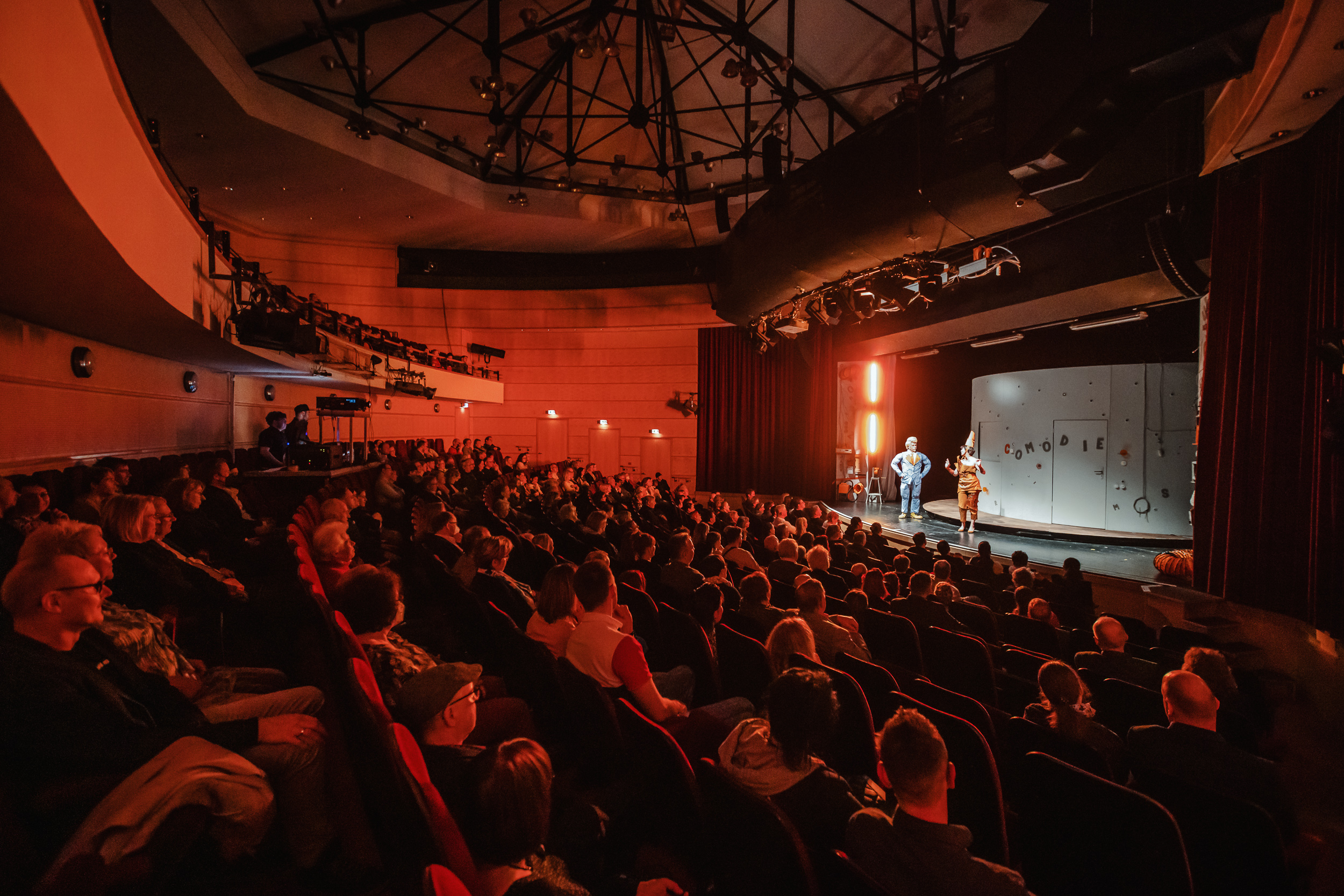 Eventlocations - Sachsen - Der großzügige Theatersaal der COMÖDIE Dresden schafft mit seiner modernen Bühne und stimmungsvollen Beleuchtung eine eindrucksvolle Atmosphäre. Das ist ideal für Veranstaltungen mit kreativen Konzepten.  - COMÖDIE Dresden