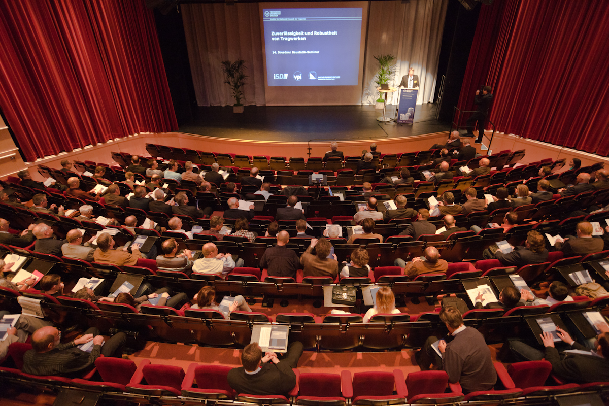 Eventlocations - Sachsen - Unser Theatersaal bietet ideale Bedingungen für Tagungen und Kongresse mit optimaler Sicht, bequemer Bestuhlung und technischer Ausstattung für professionelle Präsentationen.  - COMÖDIE Dresden