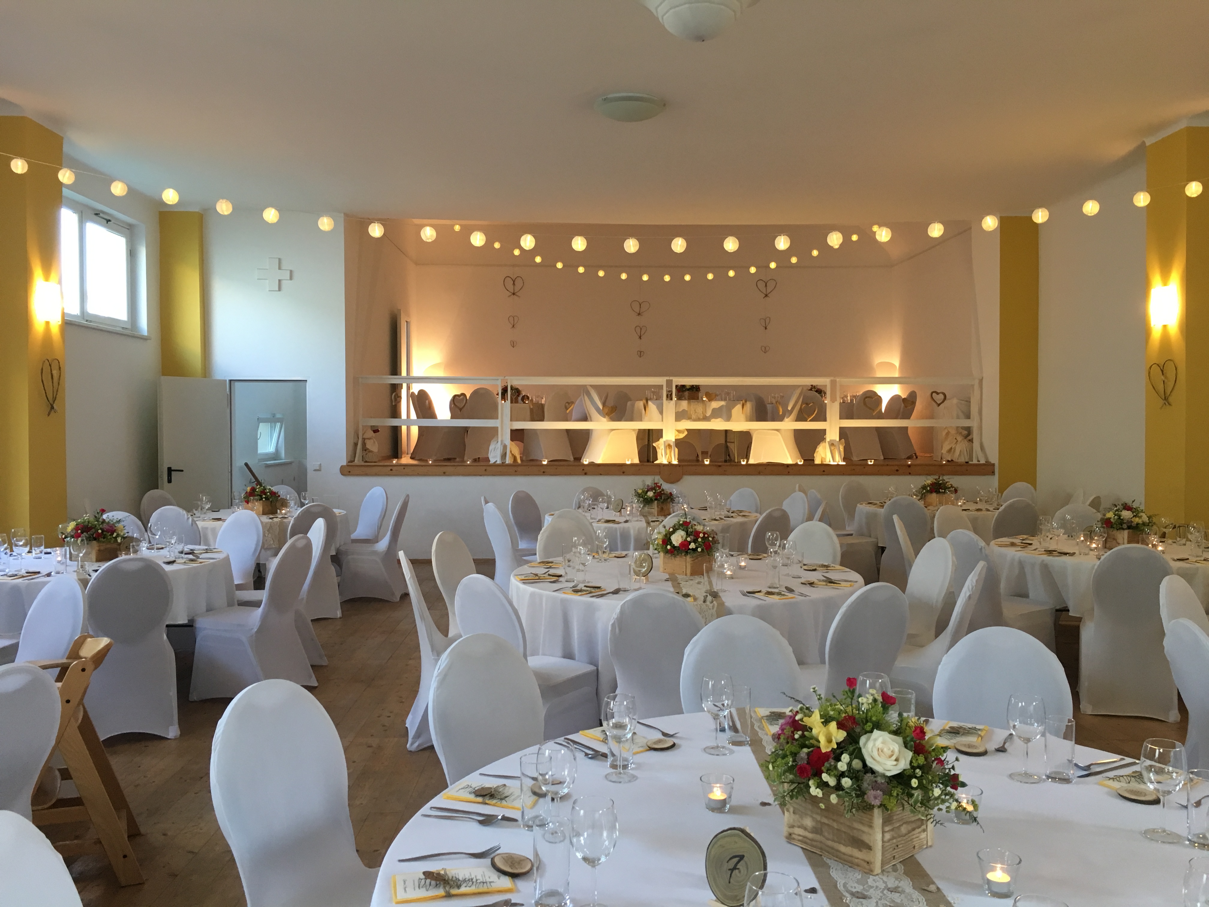 Eventlocation: Wir haben kleine und größere runde Tische (auch zu mieten) - Der SchönkirchSaal bietet einen wunderschönen Rahmen für ihr Fest. ( für max. 120 Gäste ) Wir bieten Geschirr, Musikanlage, Dekoration und Hussen (mit Schleifen) an.  Tische und Stühle k