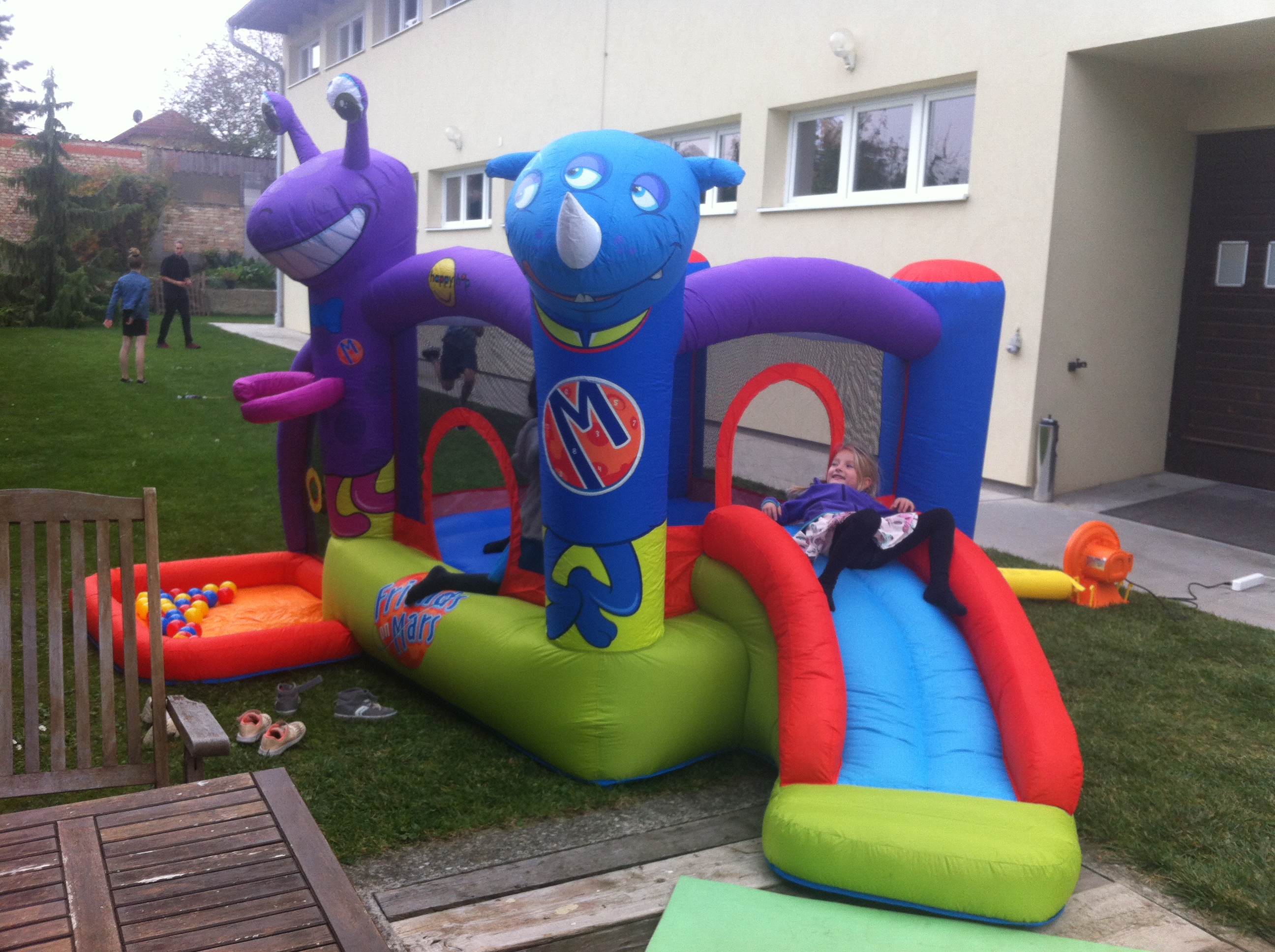 Eventlocation: Wir bieten auch eine Hüpfburg für unsere Kleinsten an - Der SchönkirchSaal bietet einen wunderschönen Rahmen für ihr Fest. ( für max. 120 Gäste ) Wir bieten Geschirr, Musikanlage, Dekoration und Hussen (mit Schleifen) an.  Tische und Stühle k