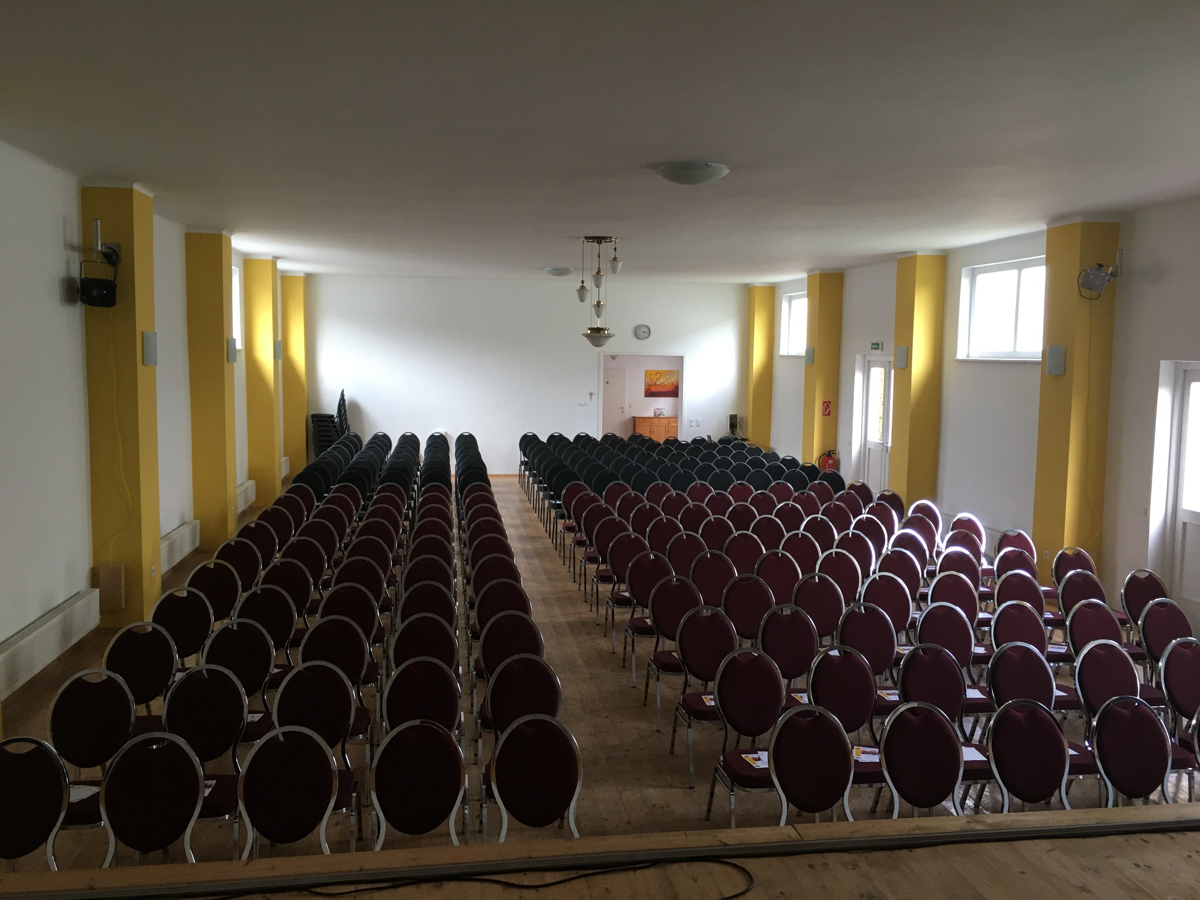 Eventlocation: Für ein Konzert vorbereitet - Der SchönkirchSaal bietet einen wunderschönen Rahmen für ihr Fest. ( für max. 120 Gäste ) Wir bieten Geschirr, Musikanlage, Dekoration und Hussen (mit Schleifen) an.  Tische und Stühle k