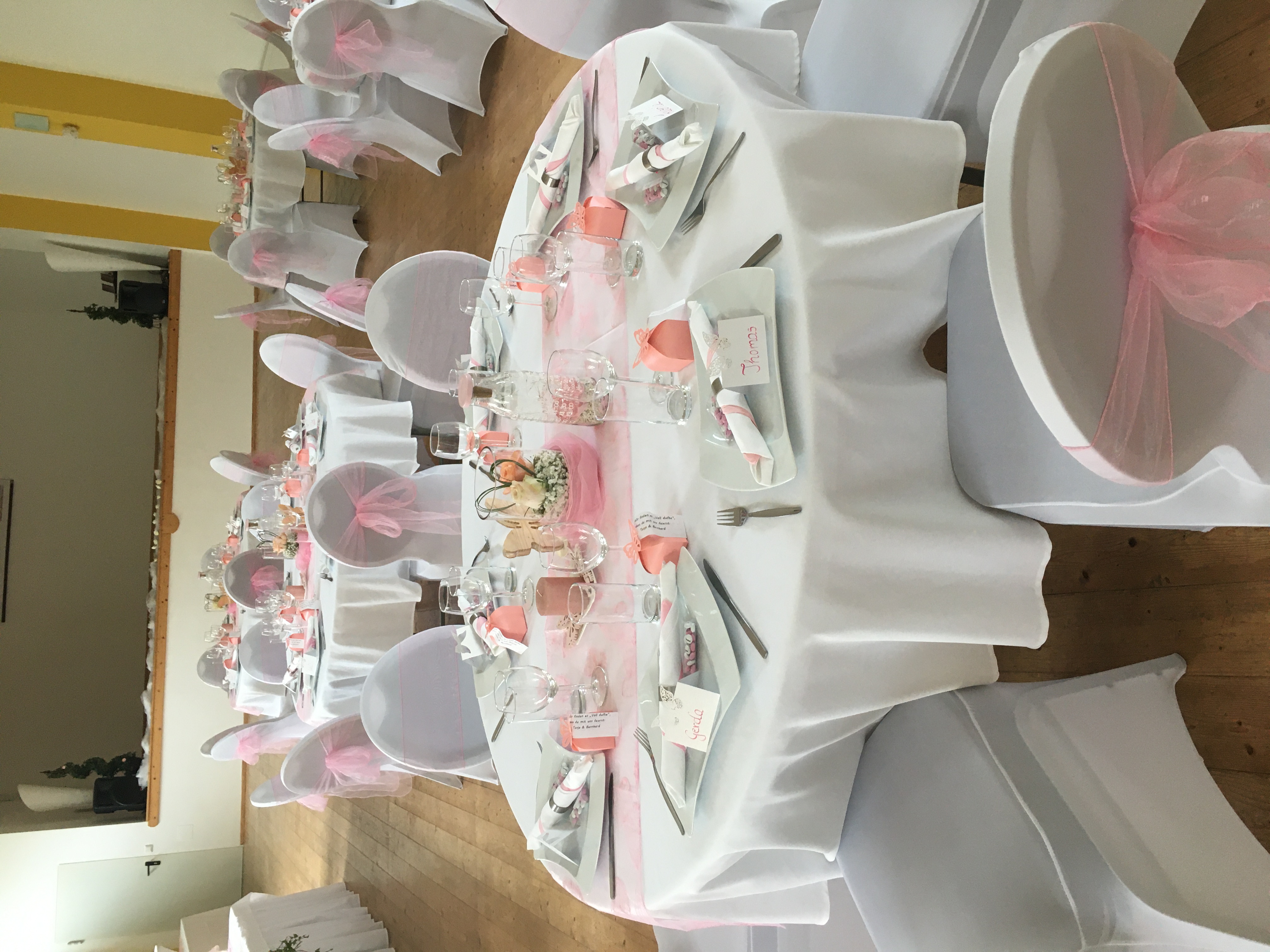 Eventlocation: schöne rosa Stuhlschleifen  - SchönkirchSaal