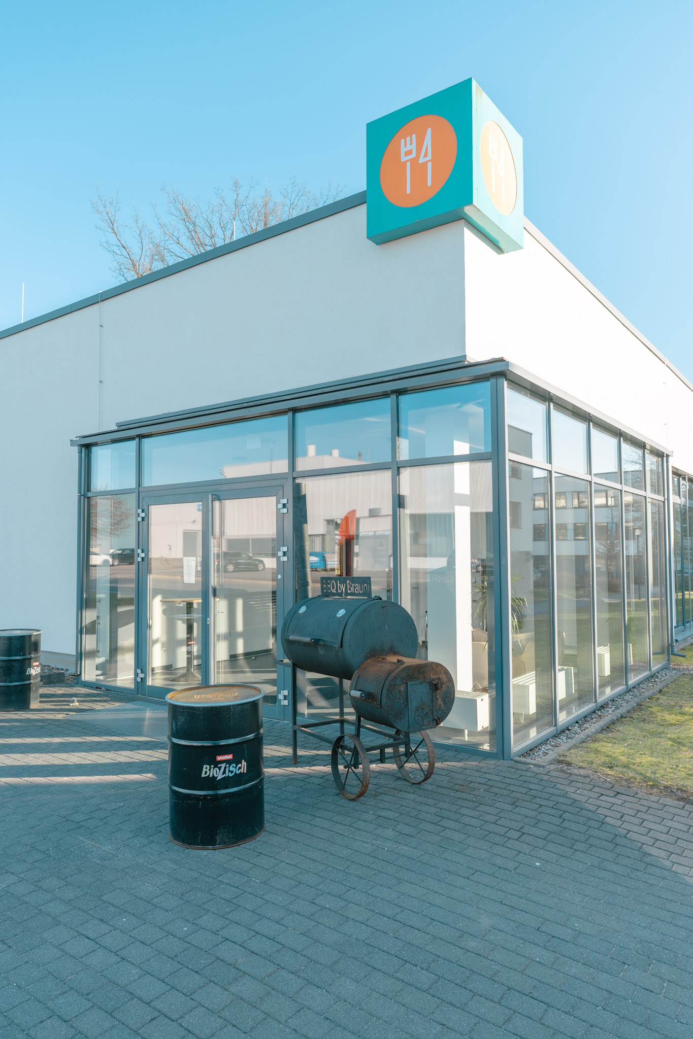 Eventlocation: Eingangsbereich mit BBQ, Grill oder Smoker für unser Catering in Glinde und Hamburg  - Lunch Quartier