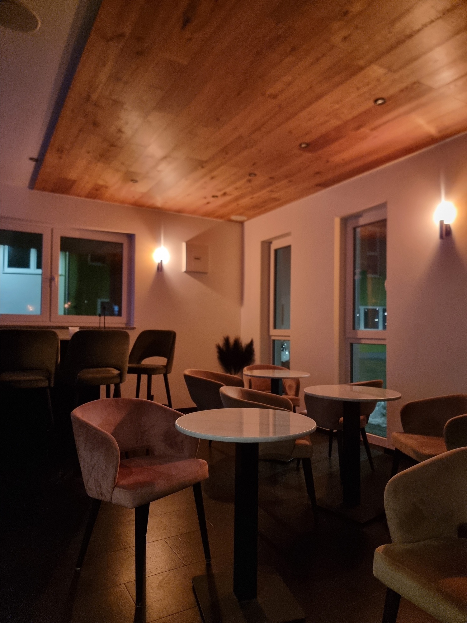 Eventlocations - Oberbayern - Warme Beleuchtung mit Bistrotisch Ausstattung - The Venue