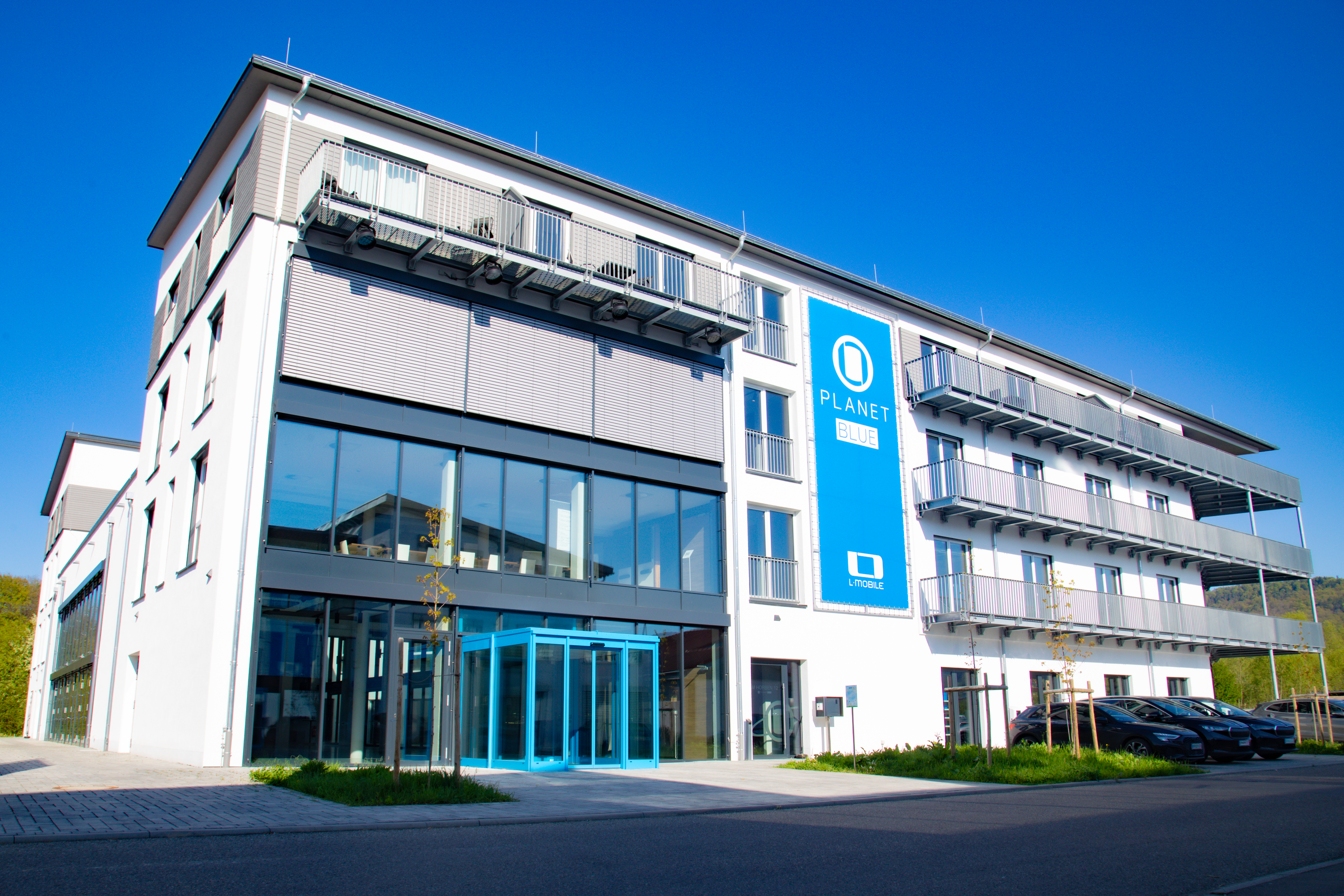 Eventlocation: Das Planet Blue von außen. Moderner, industrieller Stil, ruhig gelegen in einem Industriegebiet und ohne Sperrstunde - PLANET BLUE Eventlocation