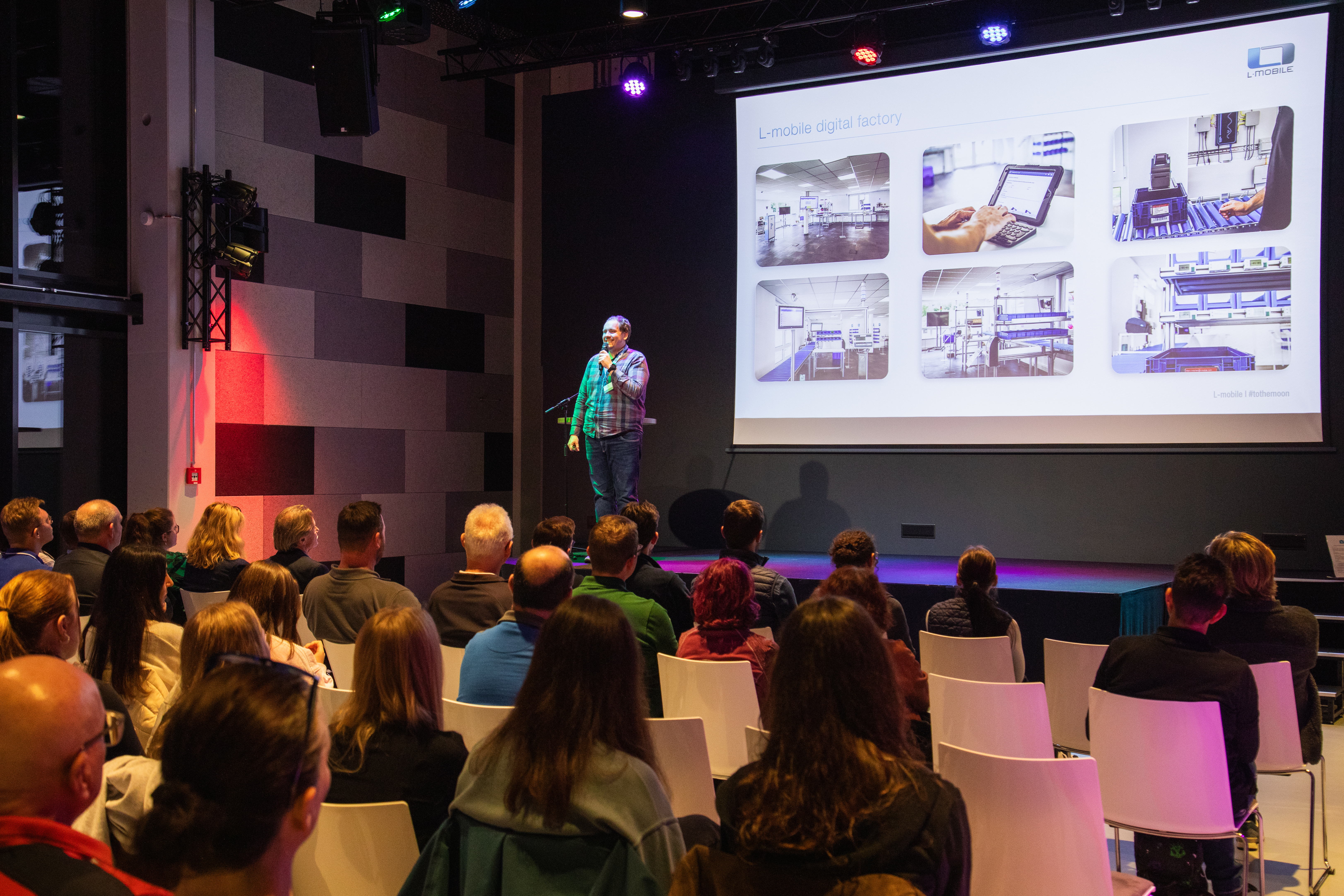 Eventlocation: Business Präsentation im Veranstaltungssaal, dem Herzstück des Planet Blue. - PLANET BLUE Eventlocation