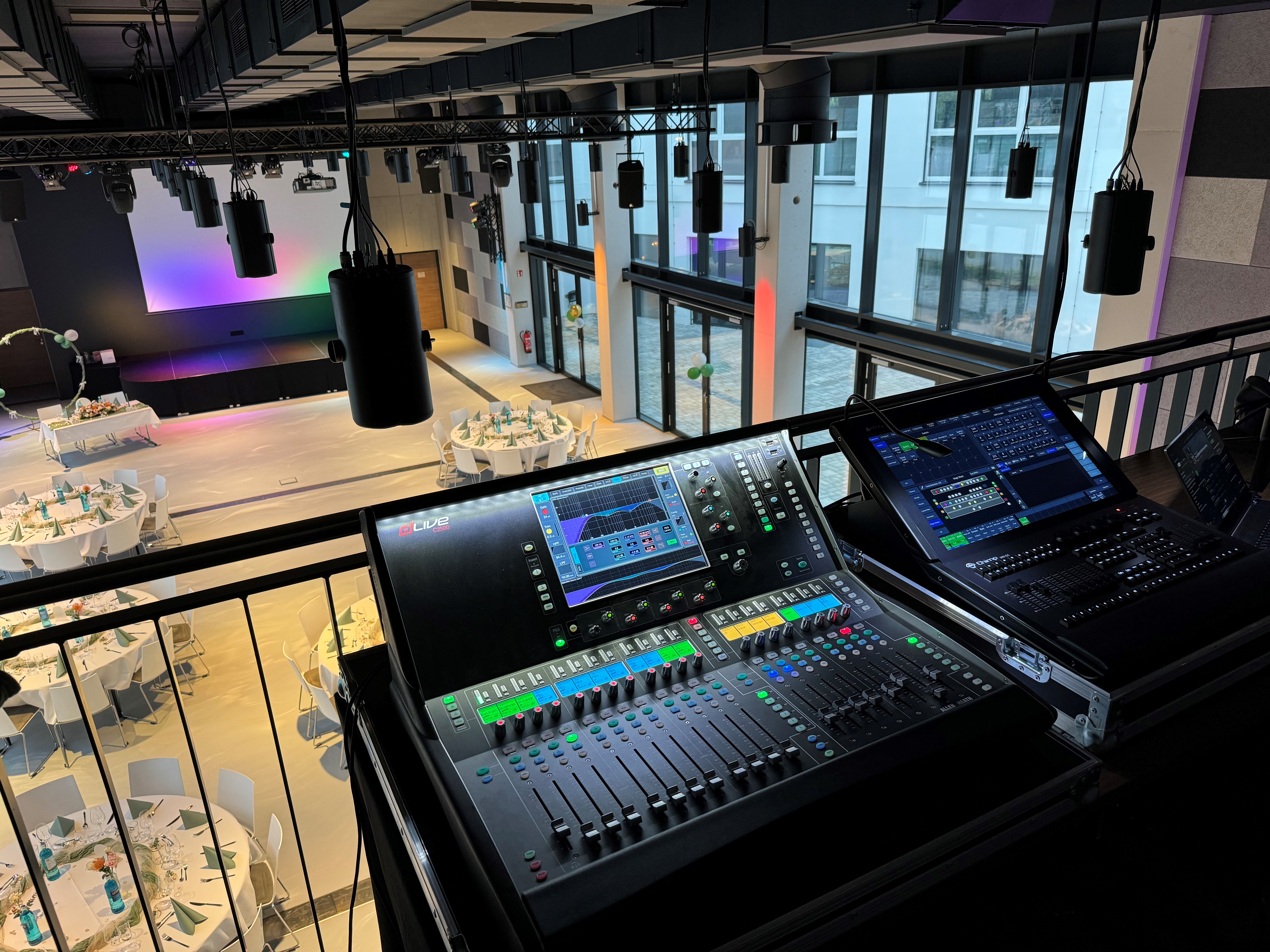 Eventlocation: Blick vom Technik-Pult auf den Veranstaltungssaal. Moderne, zeitgemäße Licht- und Tontechnik. - PLANET BLUE Eventlocation