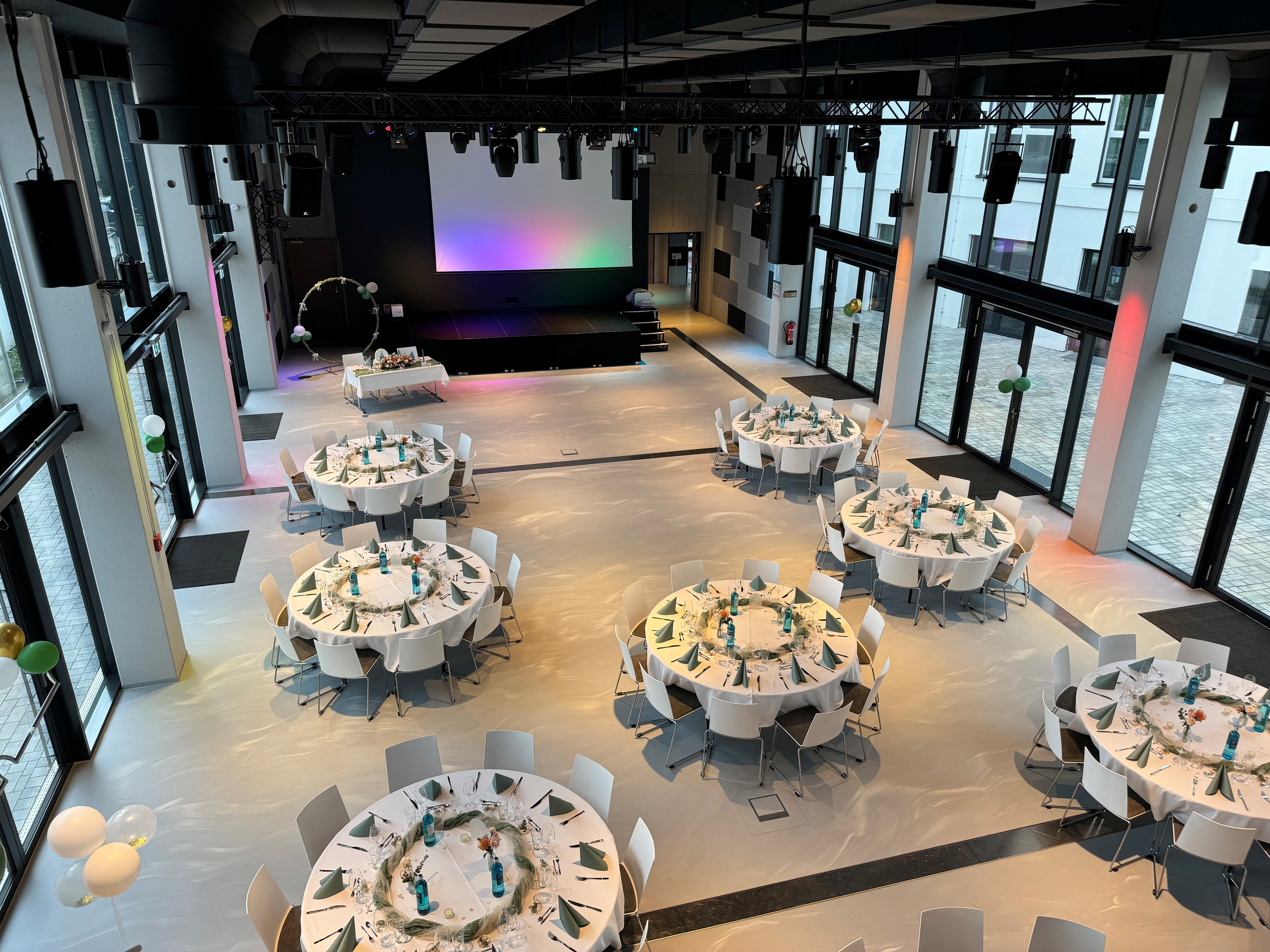 Eventlocation: Hochzeit im Veranstaltungssaal an Runden Tischen und festlicher Stimmung - PLANET BLUE Eventlocation