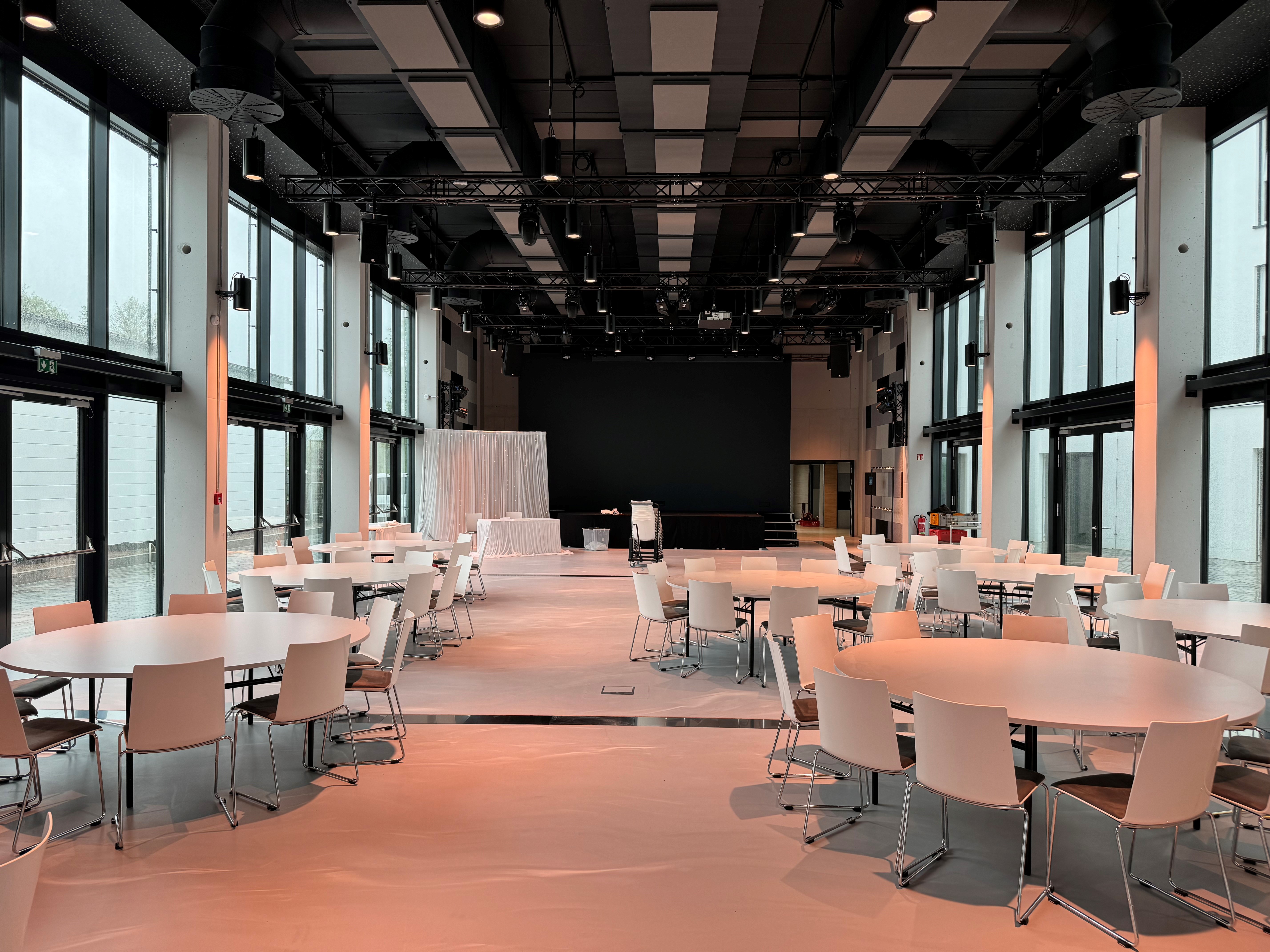 Eventlocation: Hochzeit im Veranstaltungssaal an Runden Tischen und festlicher Stimmung - PLANET BLUE Eventlocation