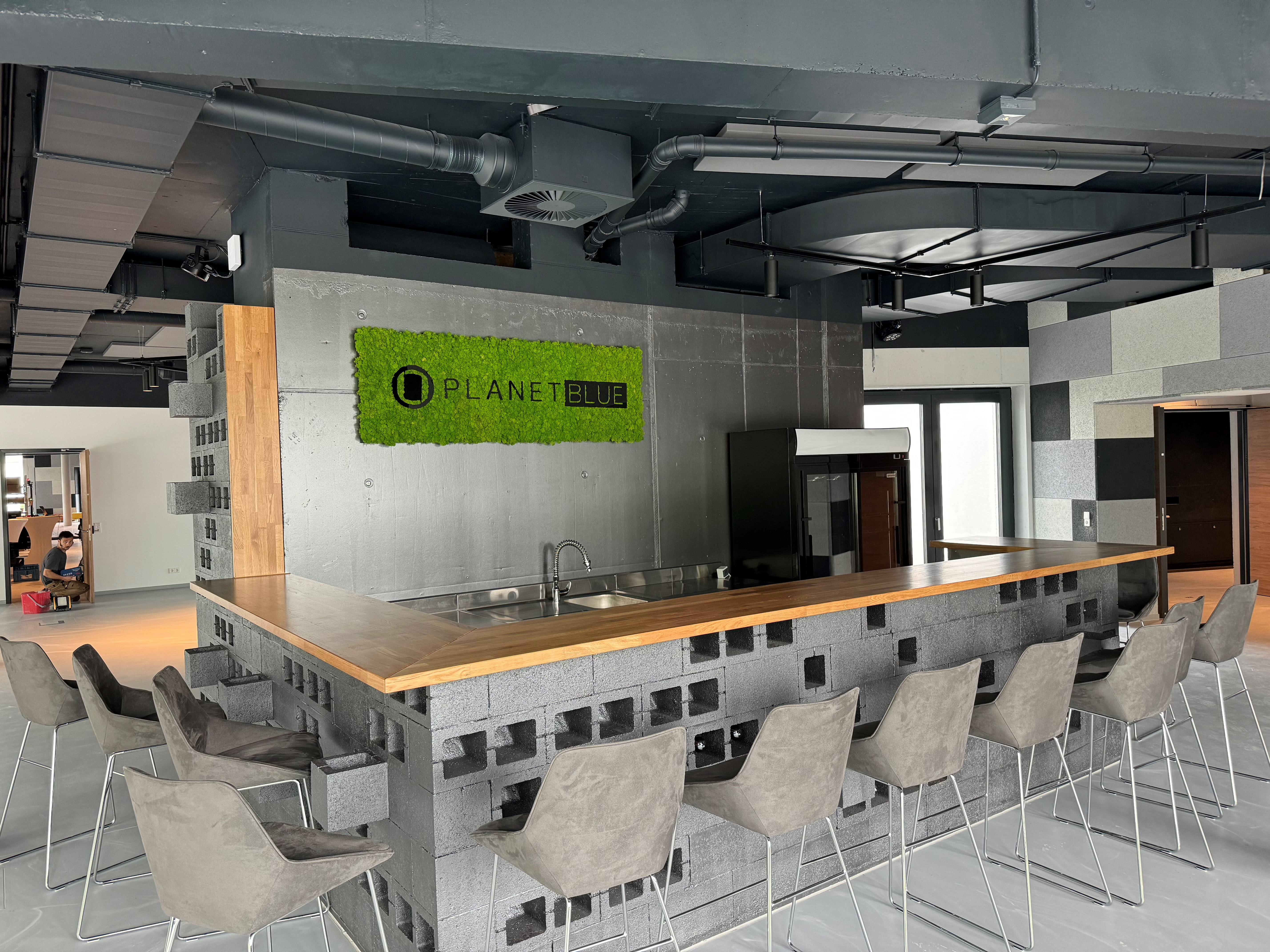 Eventlocation: Das Bistro mit Kühltheken, Kühlschränken und allem, was ein moderner Barbetrieb benötigt. - PLANET BLUE Eventlocation