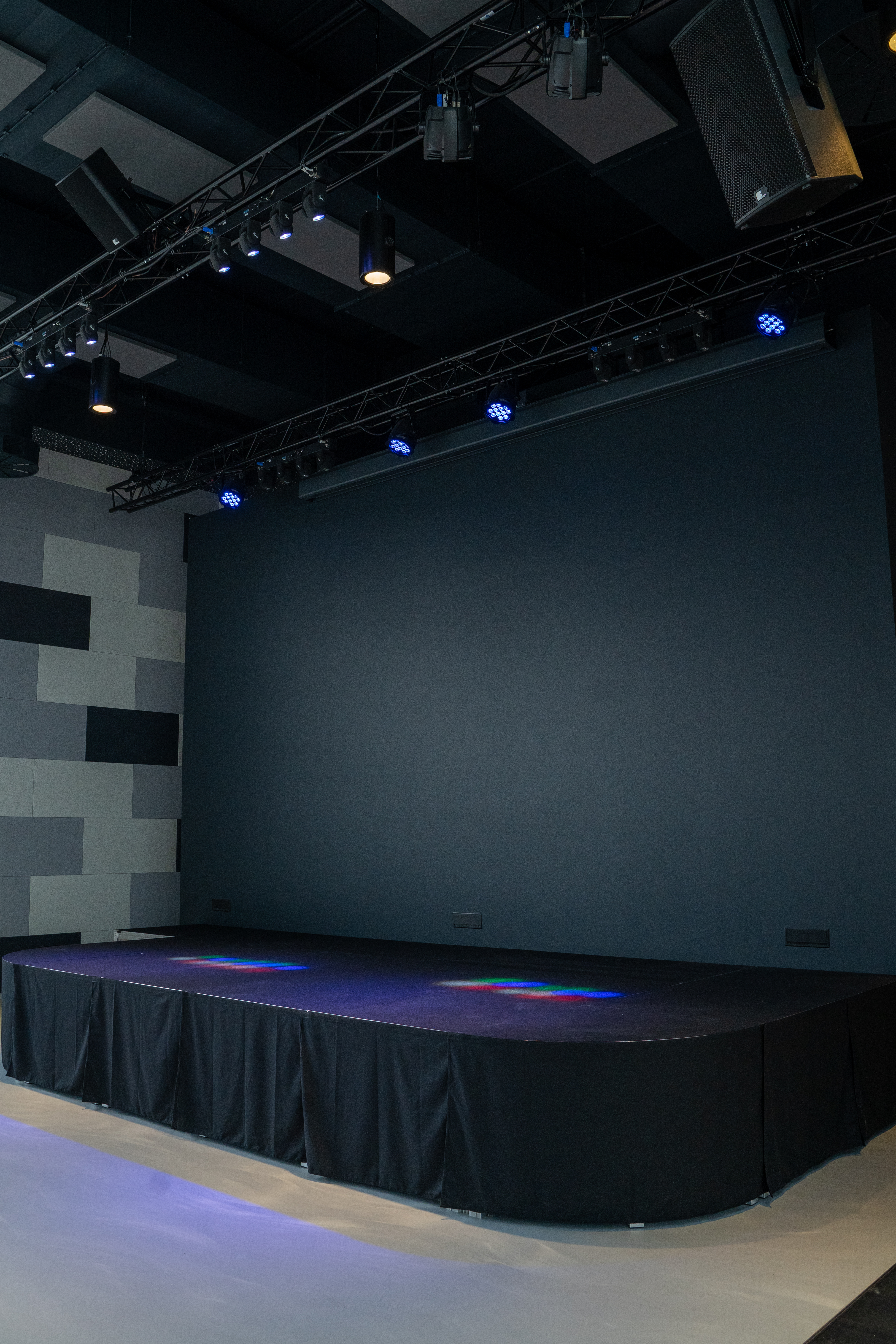 Eventlocation: Die Bühne des Veranstaltungsaals. Moderne, modulare Bühne für Konzerte, Speaker oder kreative Ideen. - PLANET BLUE Eventlocation