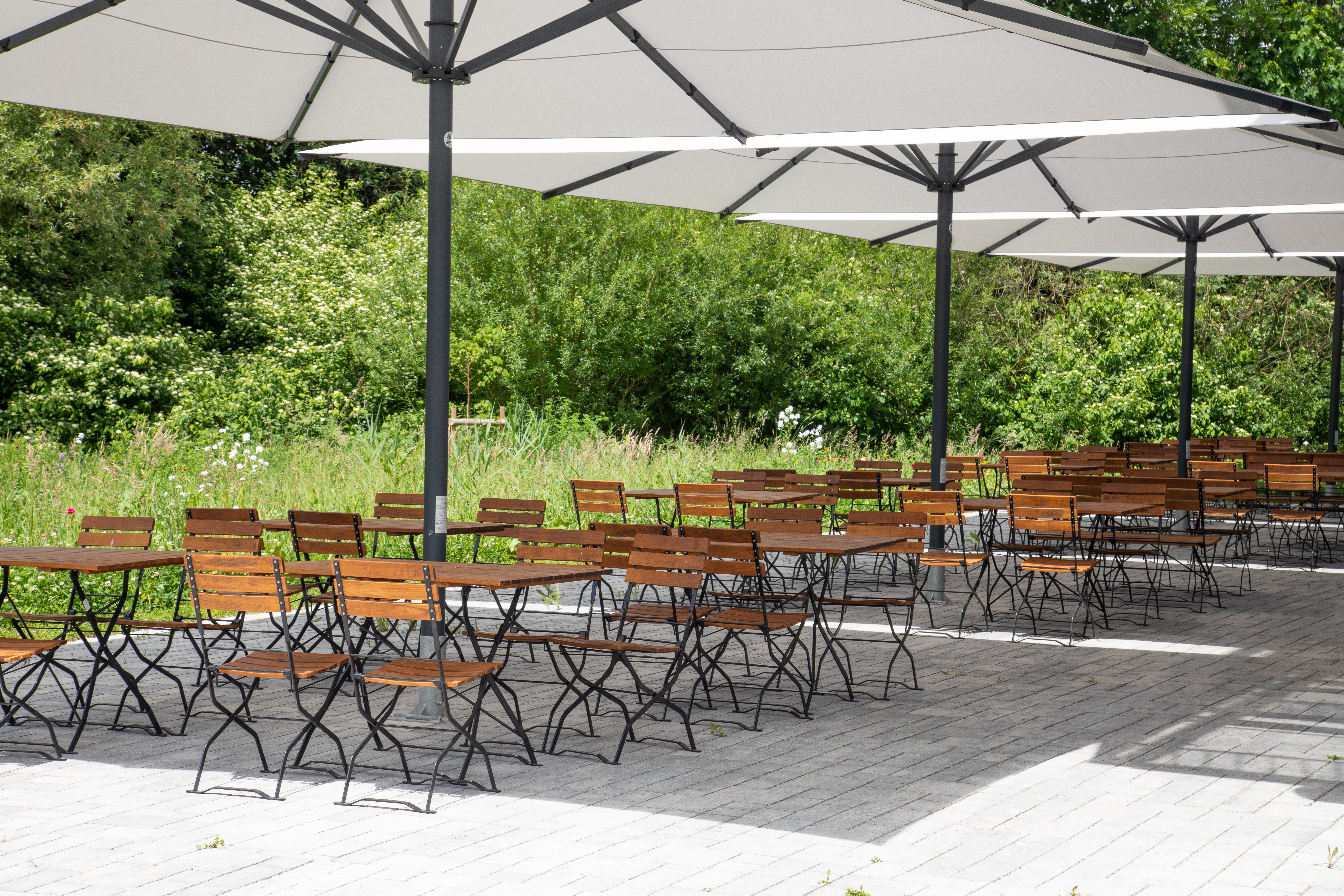 Eventlocation: Die Terrasse, direkt begehbar vom Veranstaltungsaal aus. Für einen Moment der Ruhe im Trubel des Festes. - PLANET BLUE Eventlocation