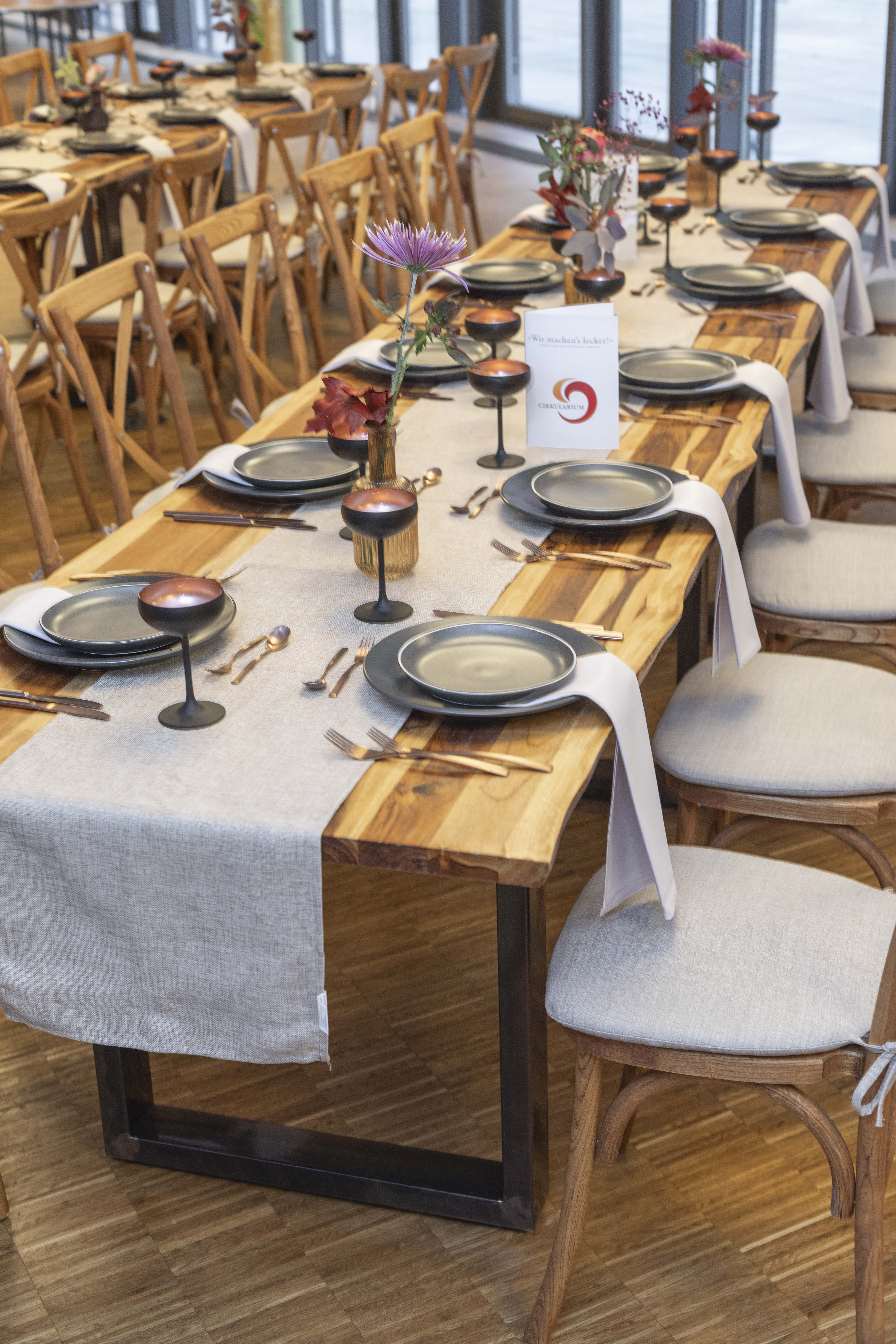 Eventlocations - Indoor - Teak-Holz-Tische - Culinastro
