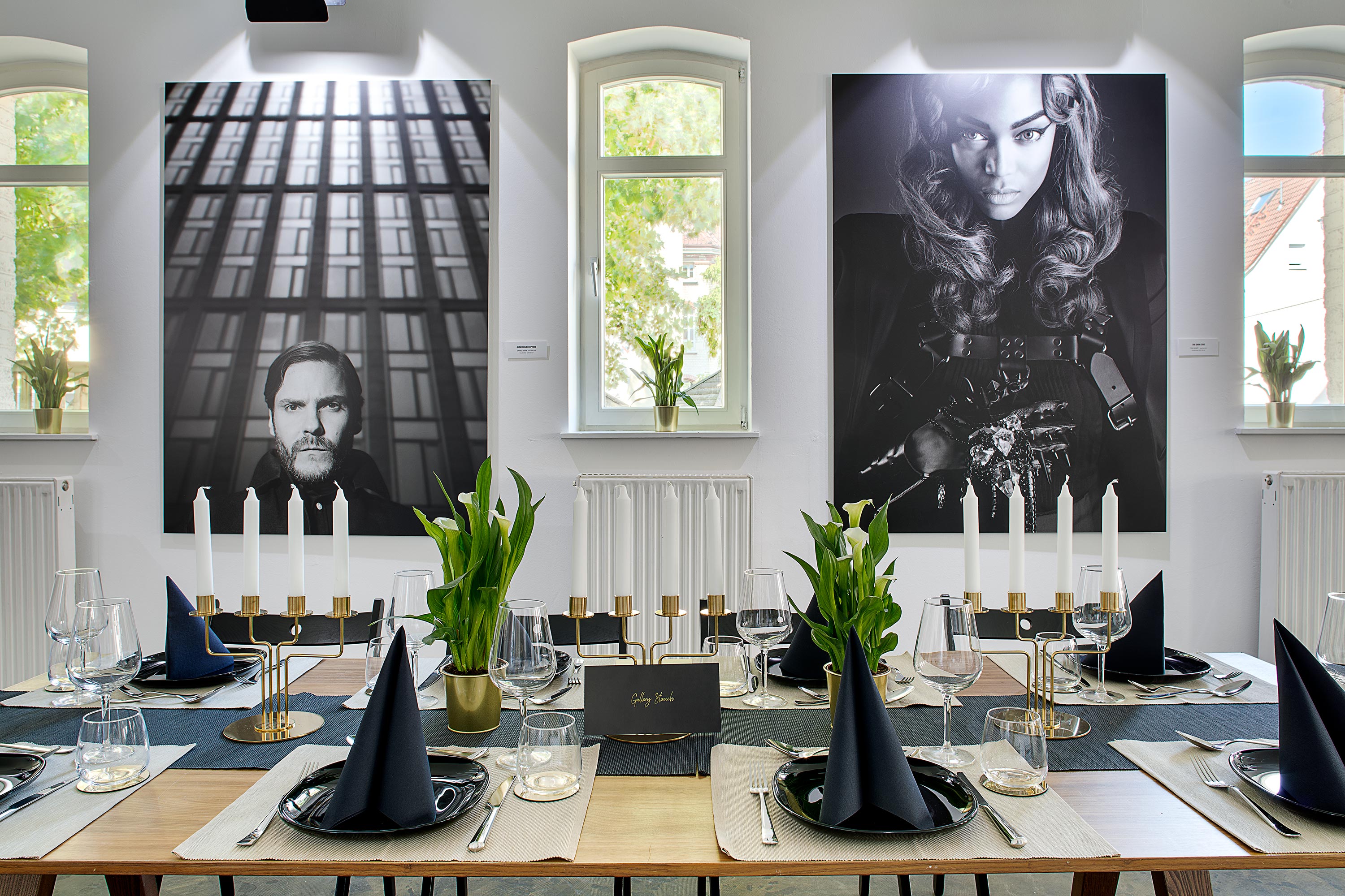 Eventlocation: Festlich gedeckte Tafel für Dinner-Events, Kundenveranstaltungen und Weihnachtsfeiern in der Gallery Stauch Stuttgart. - Gallery Stauch